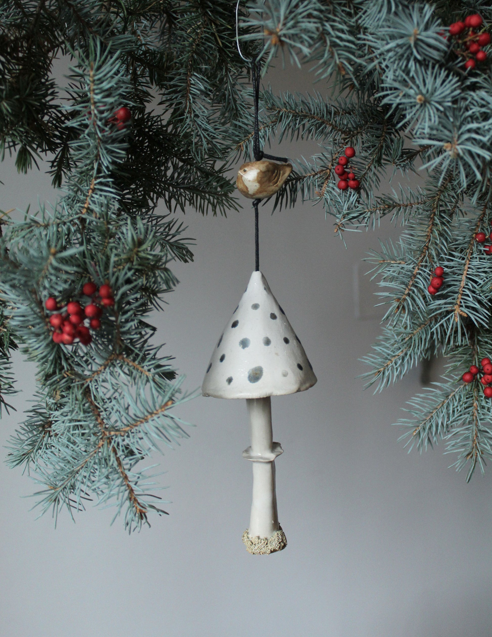 campanellina a forma di fungo con uccellino. Decorazione natalizia
