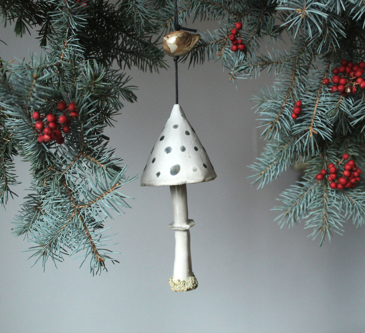 campanellina a forma di fungo con uccellino. Decorazione natalizia