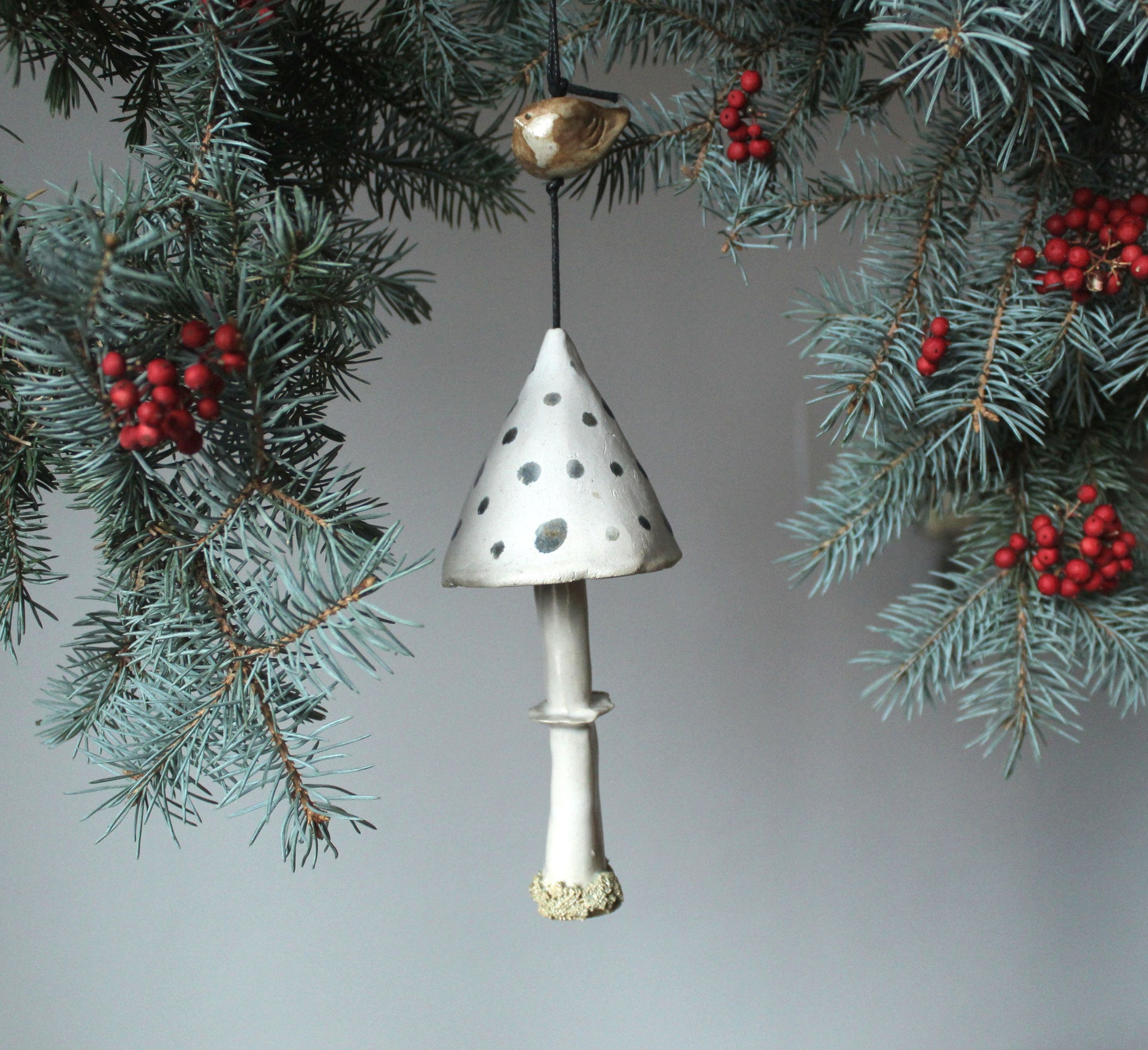 campanellina a forma di fungo con uccellino. Decorazione natalizia