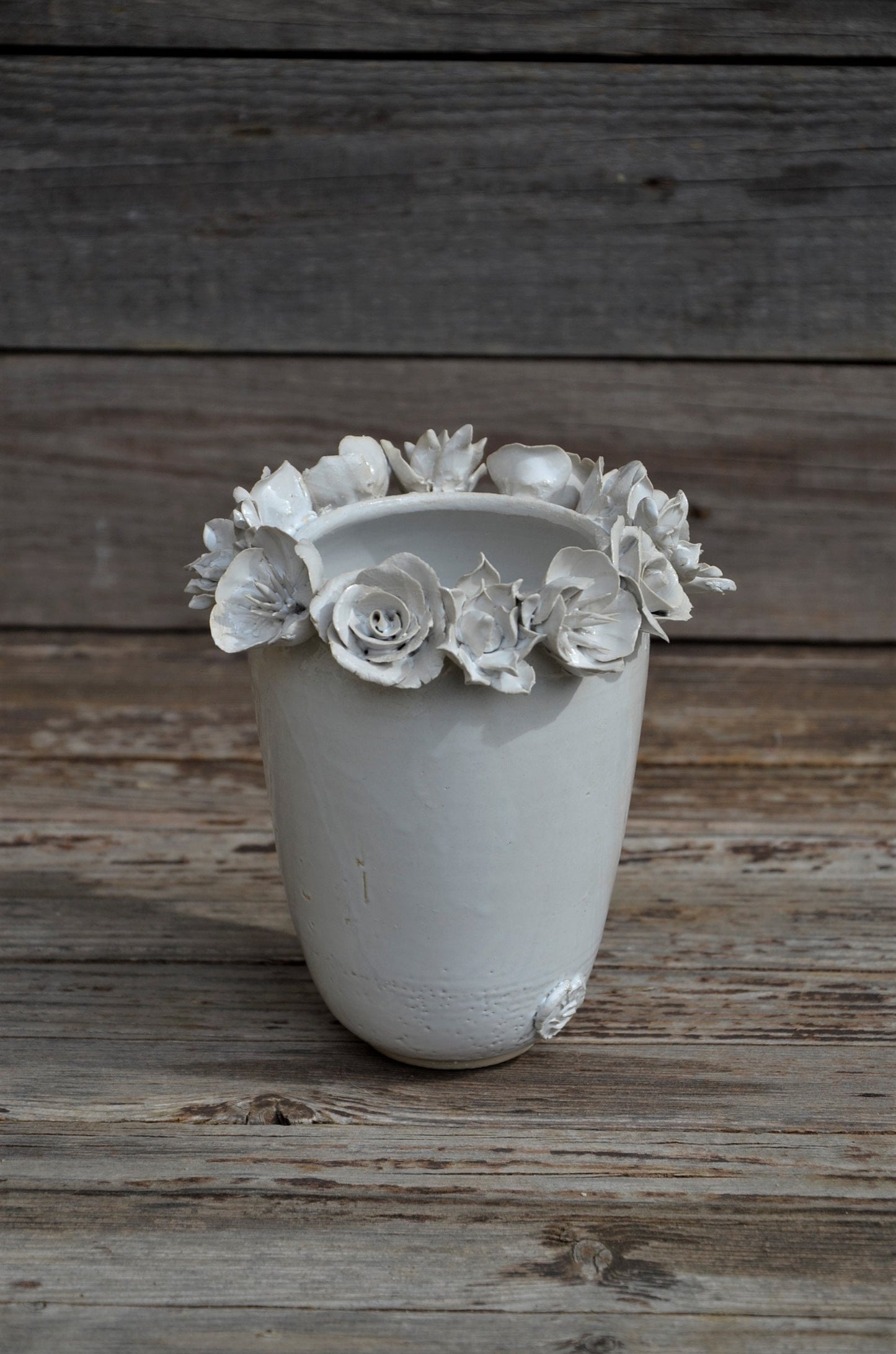 Romantico vaso in gres con fiori misti bianchi - gres -