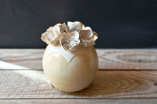 Romantico vaso sferico bianco con base gialla in gres con fiori a 5 petali - gres