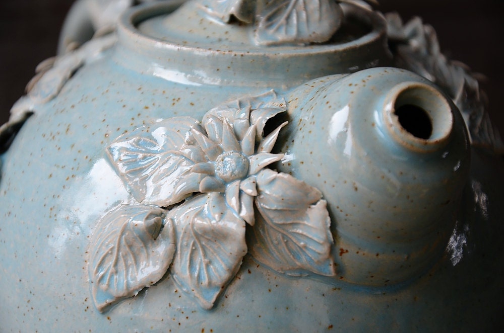 Teiera "Margherita"  in gres  smaltato di azzurro granito con fiori e foglie