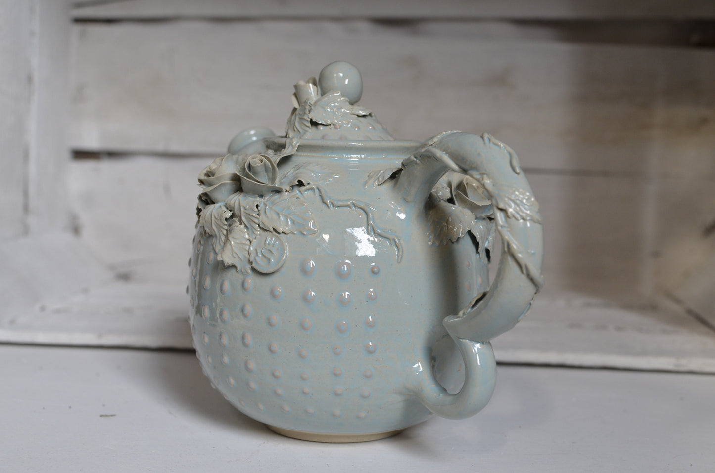 Teiera "Alice nel Paese delle Meraviglie" con puntini - IN PRODUZIONE -  in gres  smaltato di azzurro granito con tralci di rose