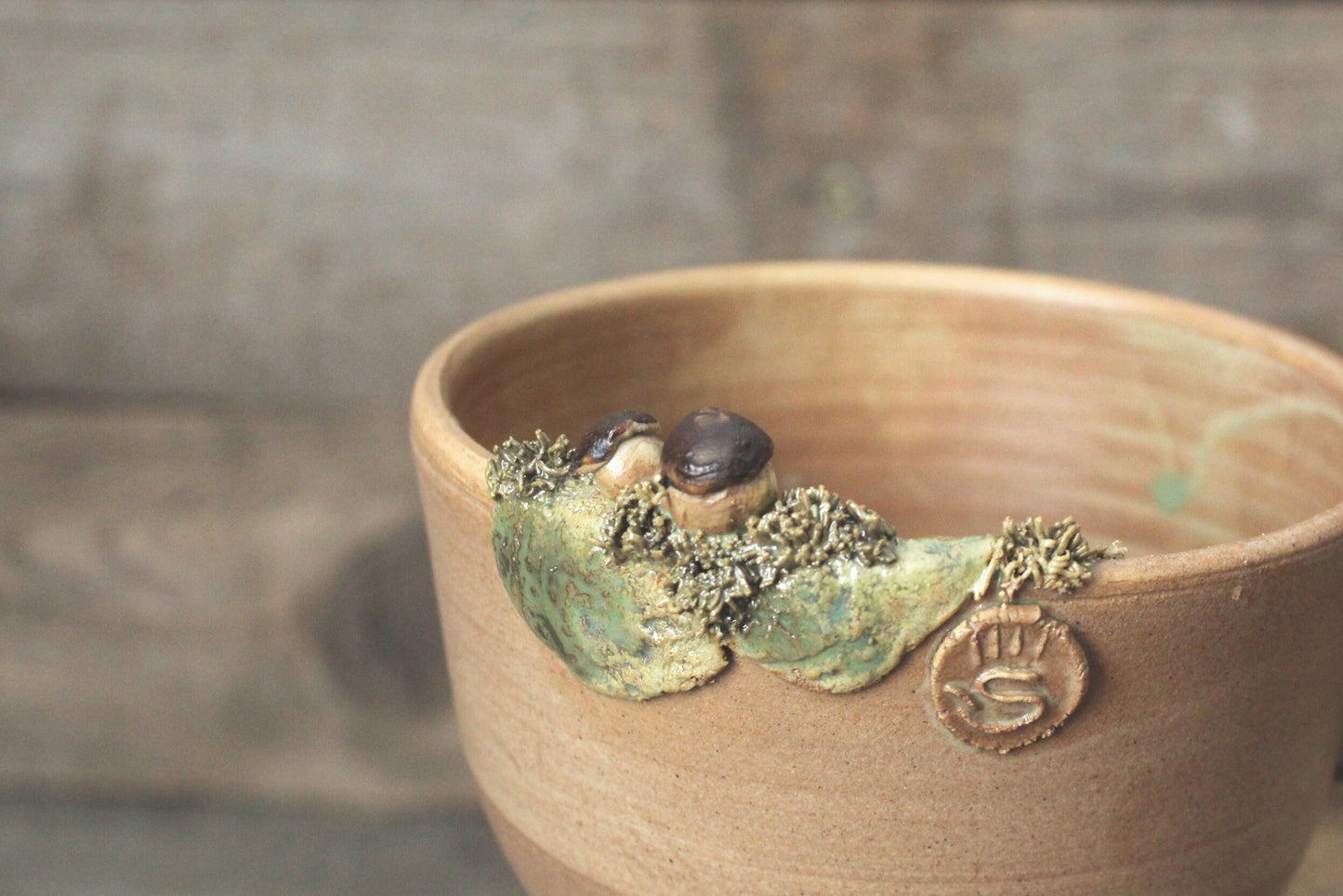 Ciotola in gres decorata con funghi porcini e muschio