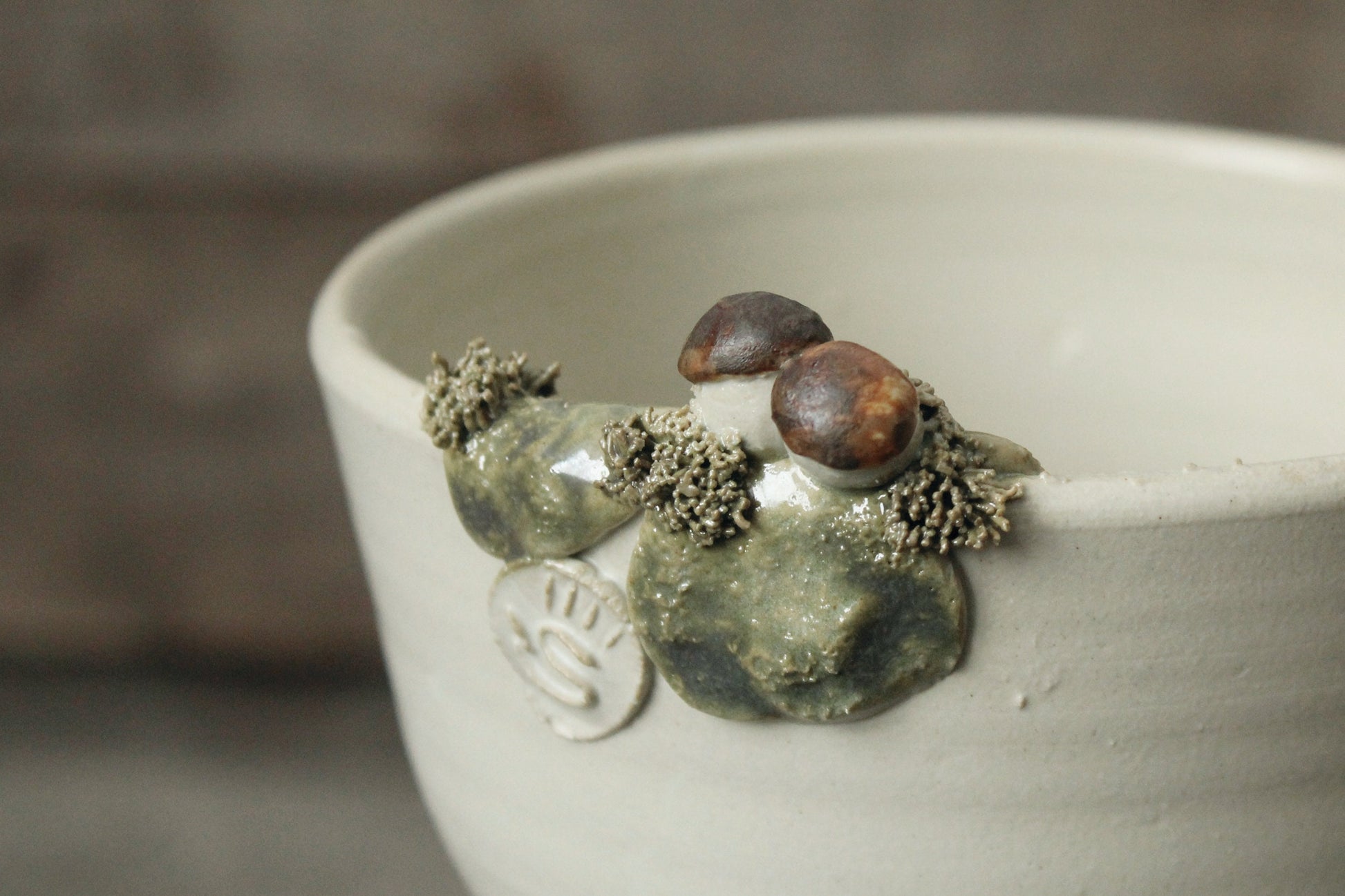 Ciotola in gres decorata con funghi porcini e muschio