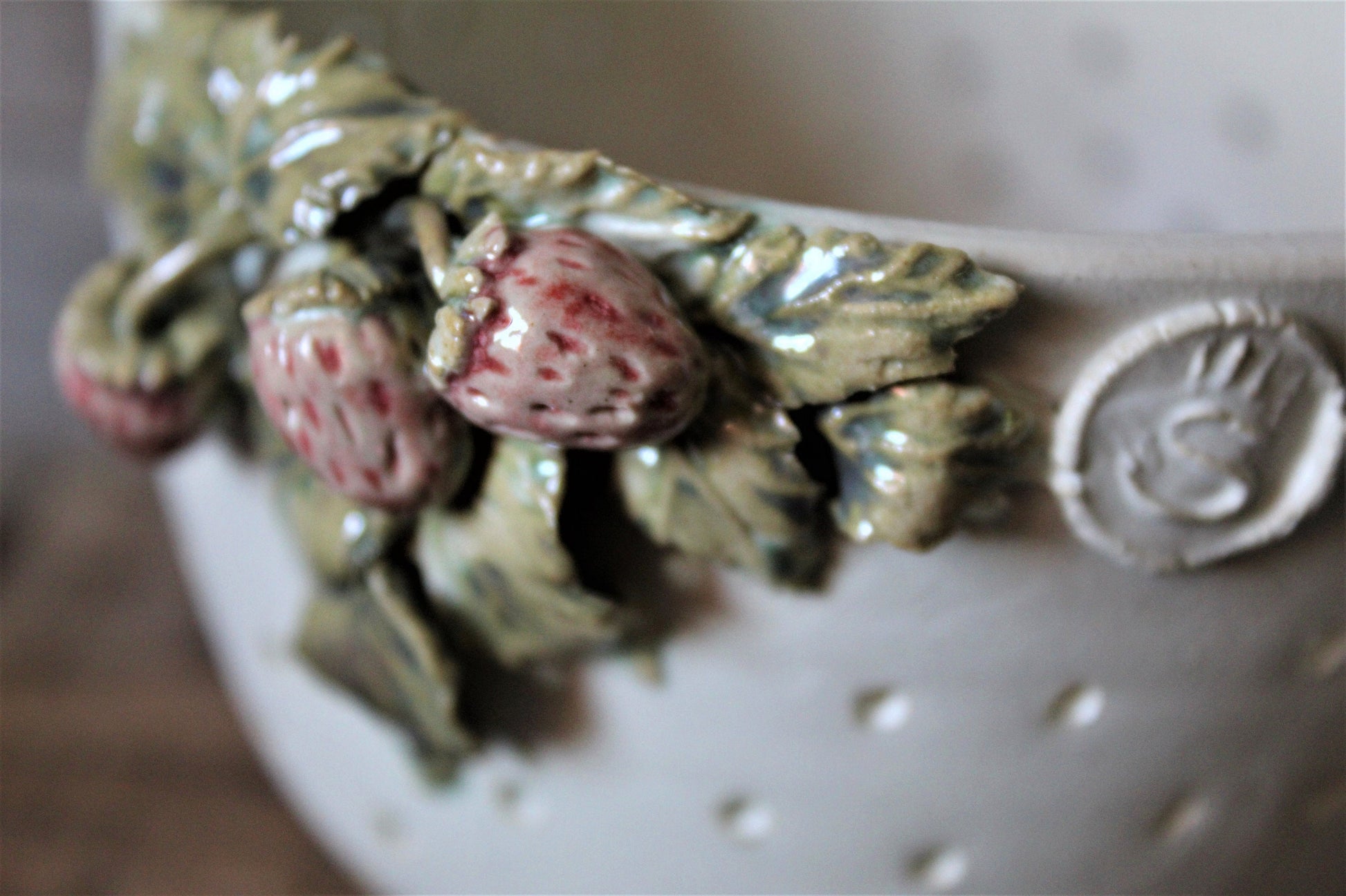 ciotola scola frutti di bosco con fragoline