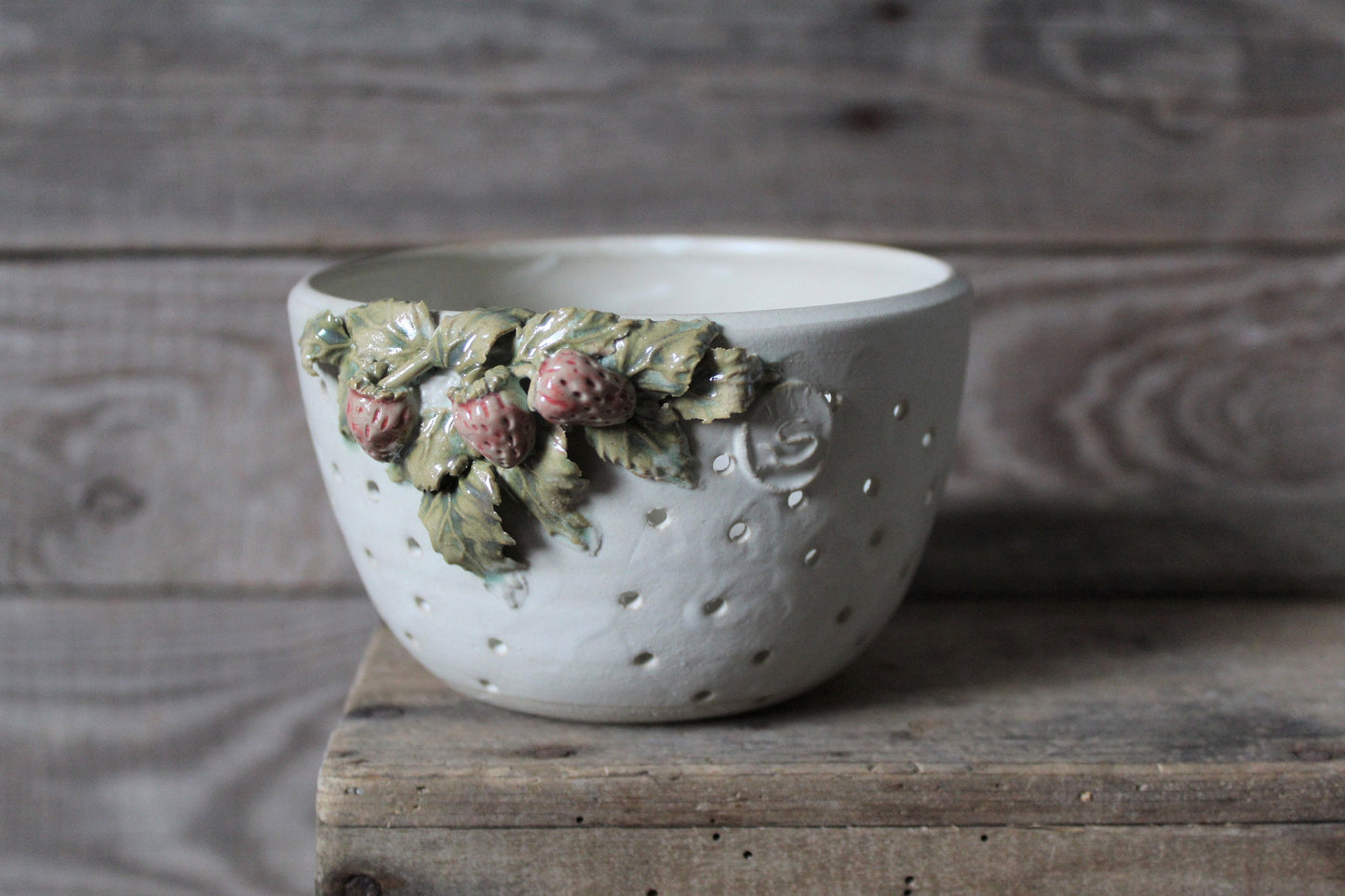 ciotola scola frutti di bosco con fragoline