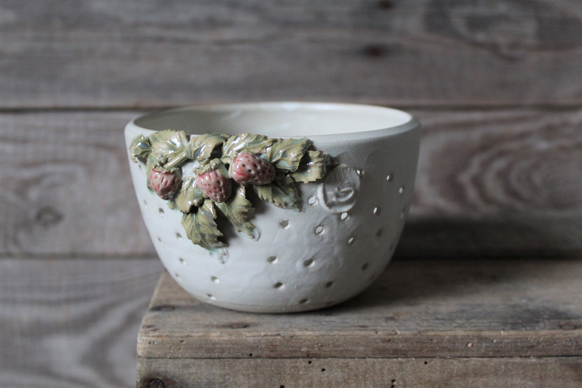 ciotola scola frutti di bosco con fragoline