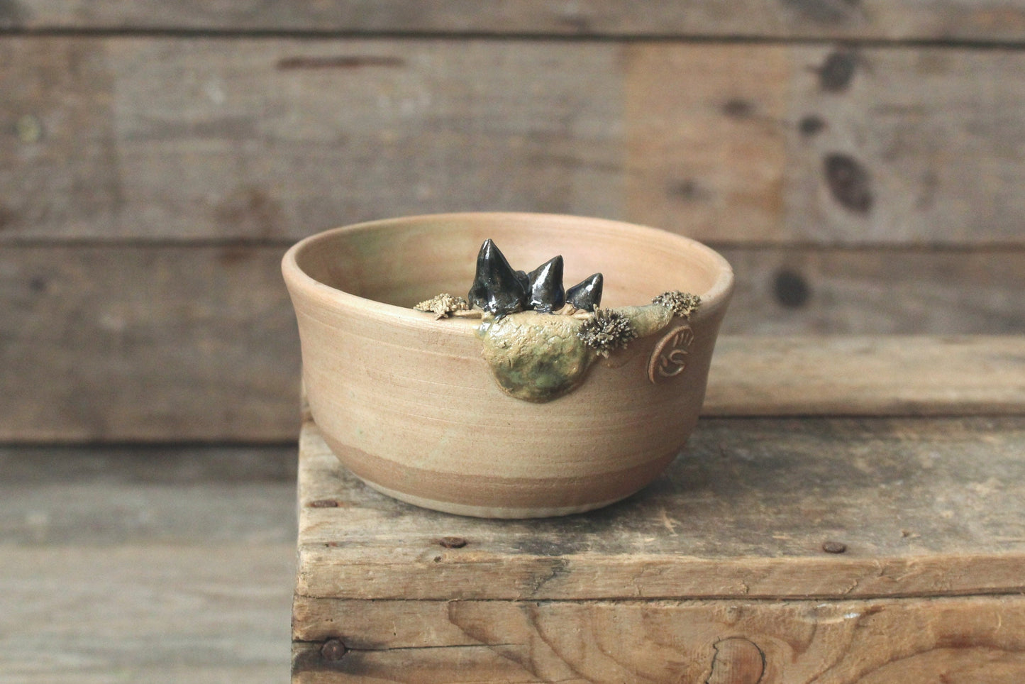 Ciotola in gres decorata con funghetti blu e muschio