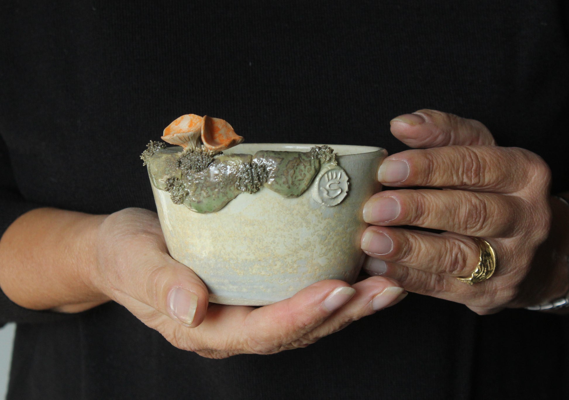 ciotola in gres color avorio con cantharellus
