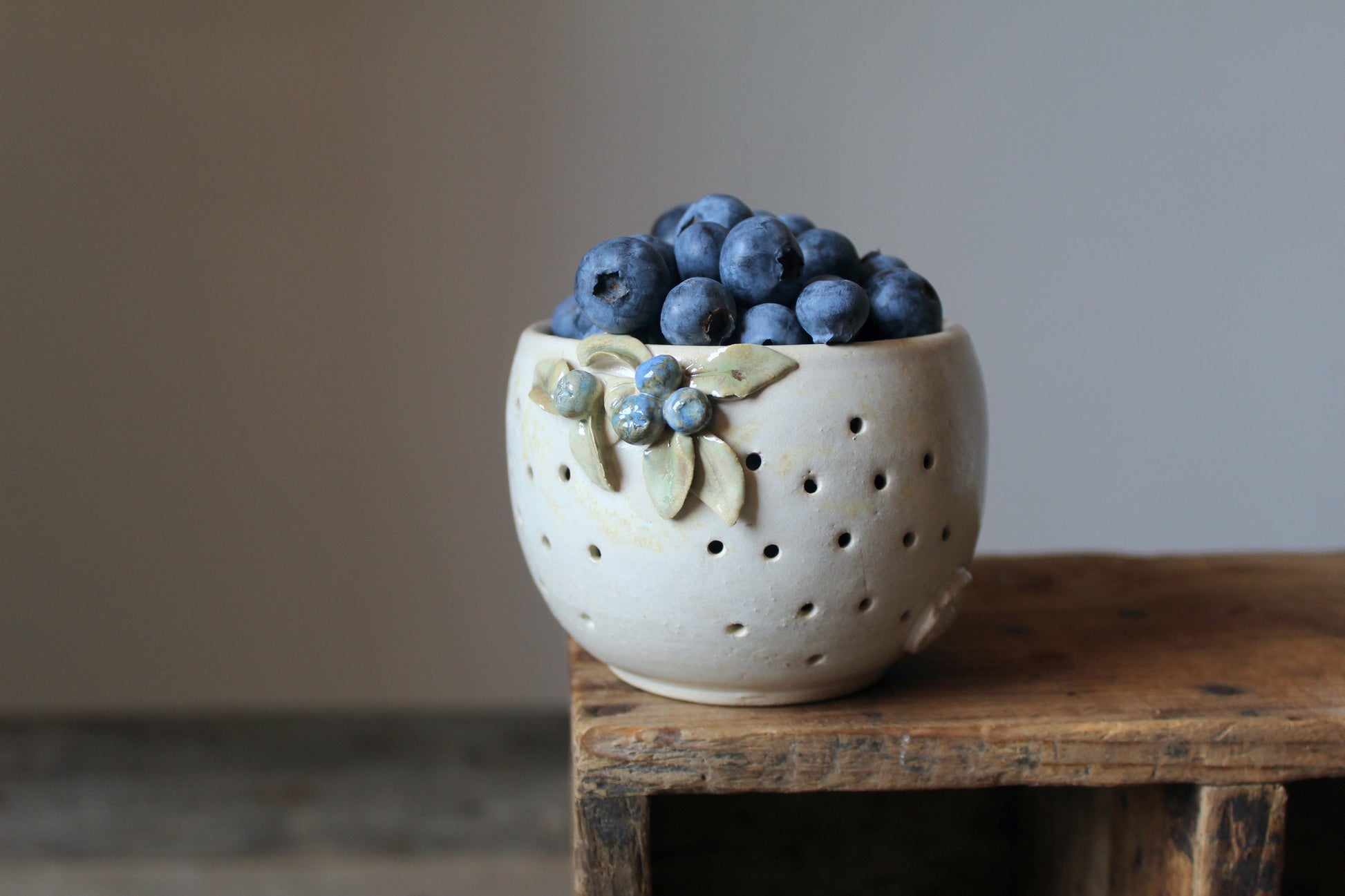 ciotola scola frutti di bosco con mirtilli