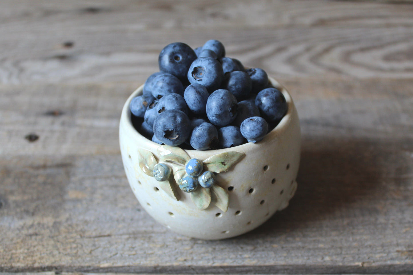 ciotola scola frutti di bosco con mirtilli