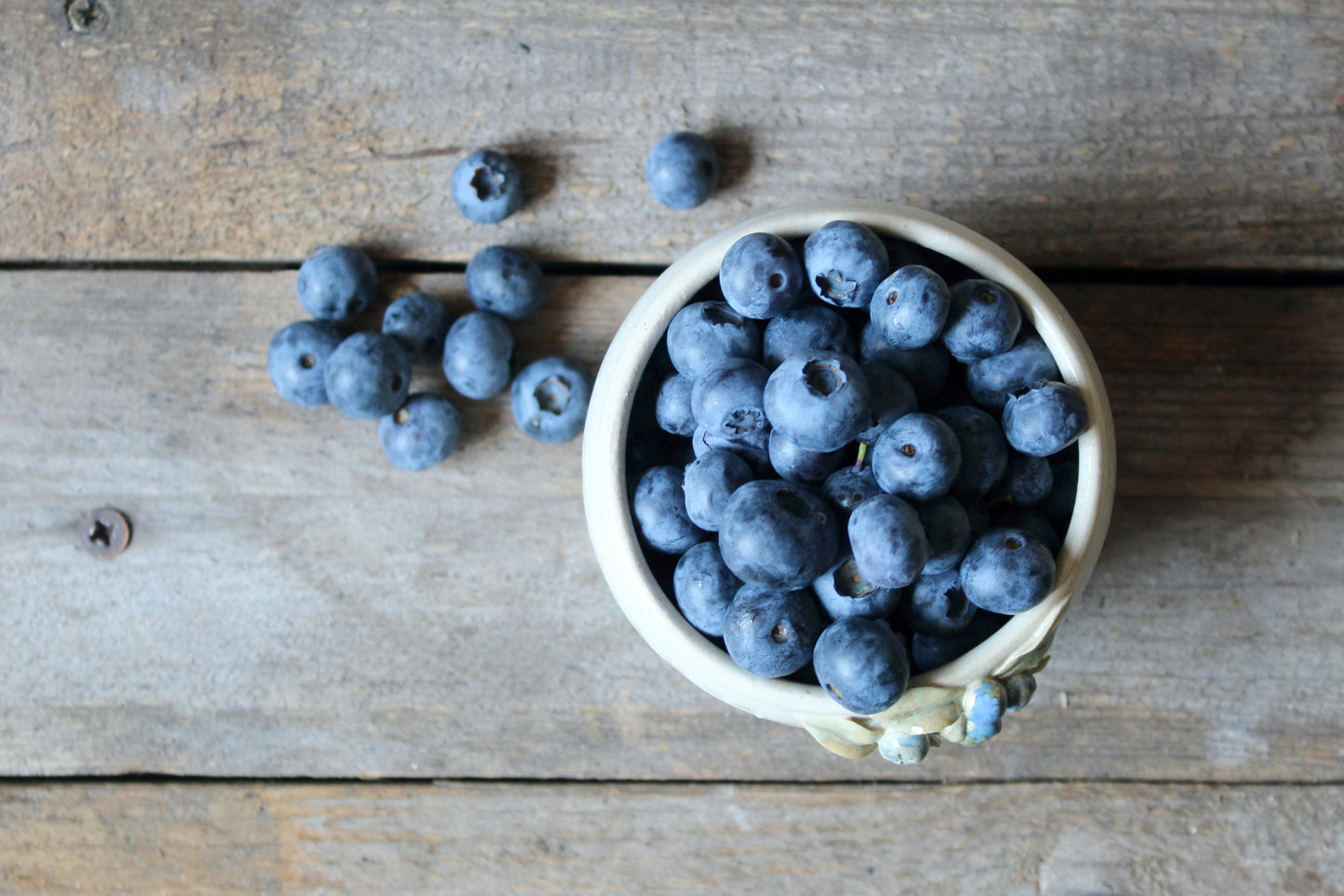 ciotola scola frutti di bosco con mirtilli