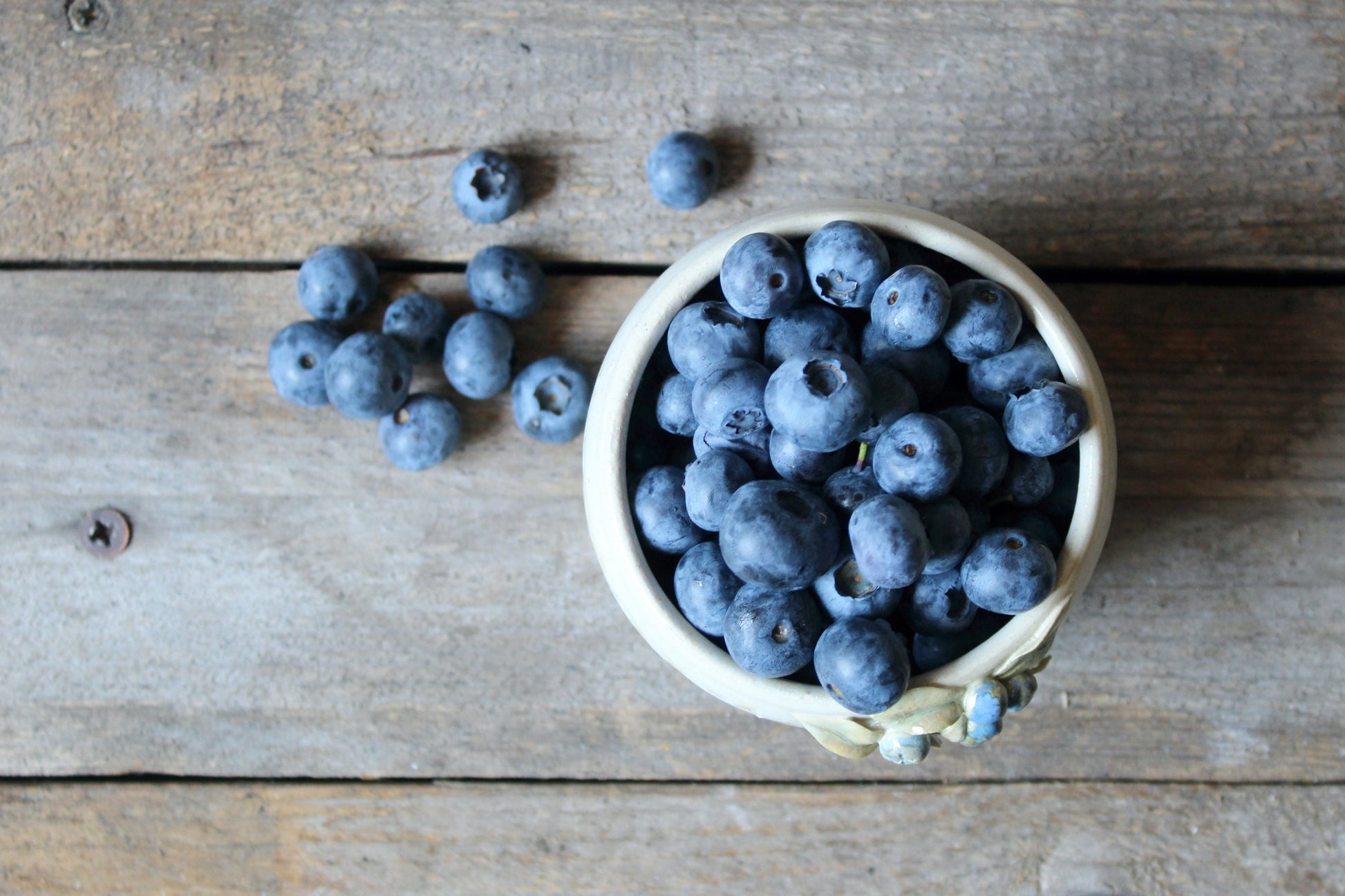 ciotola scola frutti di bosco con mirtilli