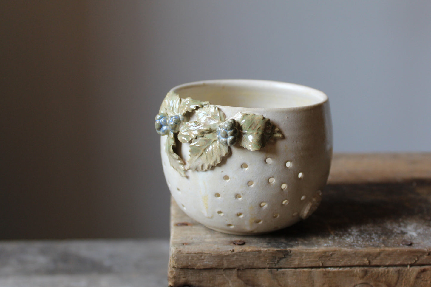 ciotola scola frutti di bosco con more