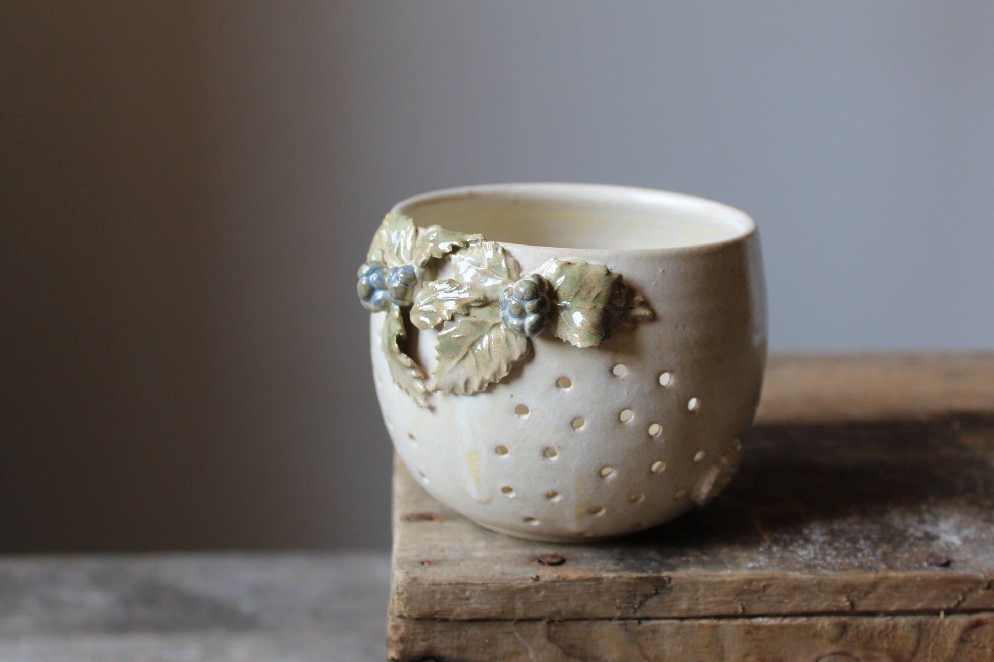 ciotola scola frutti di bosco con more