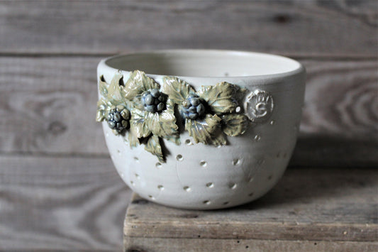 ciotola scola frutti di bosco con more