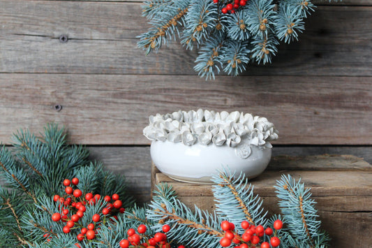 Ciotola vaso in gres bianco con fiori di ortensia applicati, fatta a mano al tornio