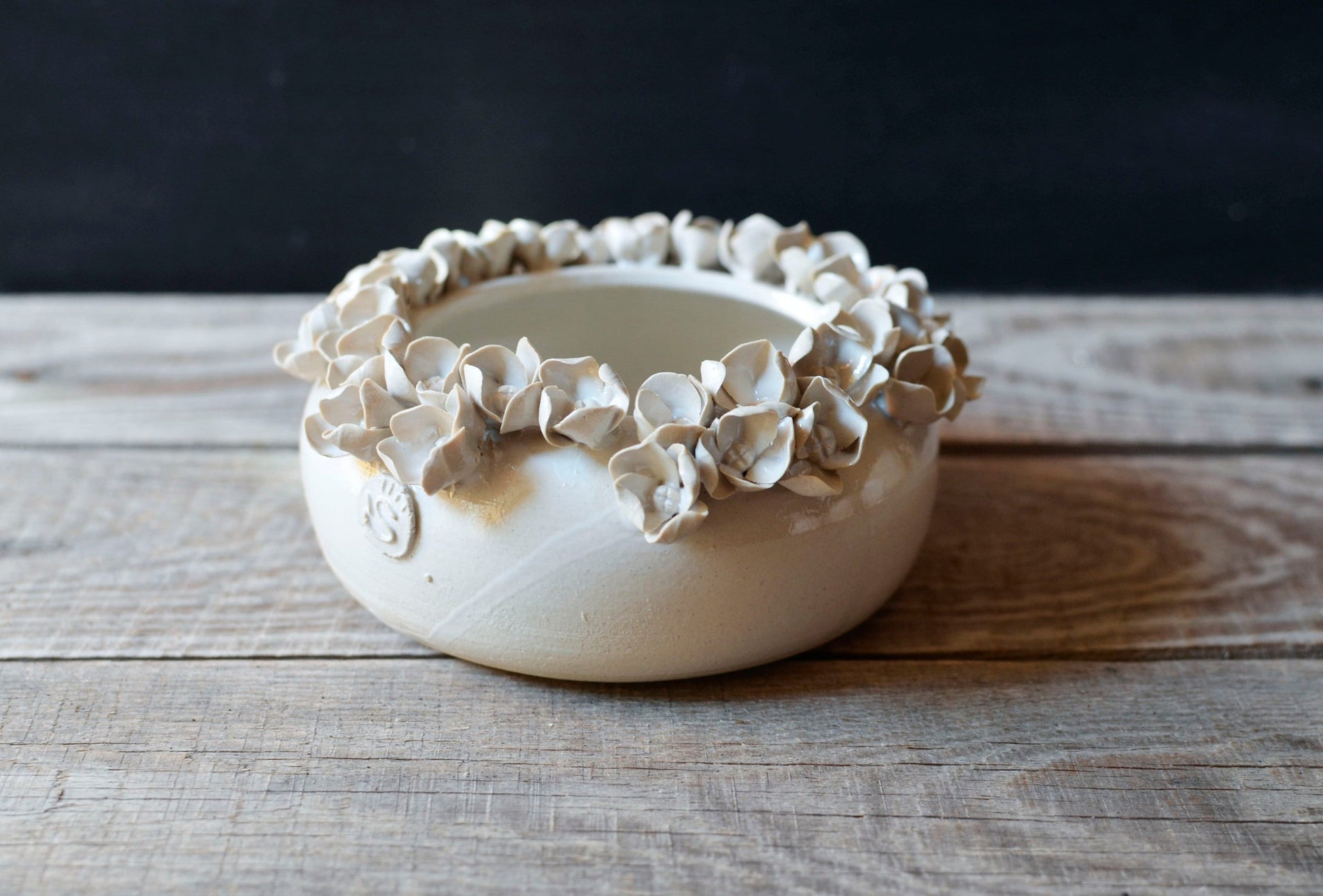 Ciotola vaso in gres bianco con fiori di ortensia applicati, fatta a mano al tornio