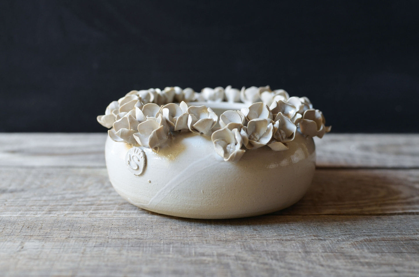 Ciotola vaso in gres bianco con fiori di ortensia applicati, fatta a mano al tornio