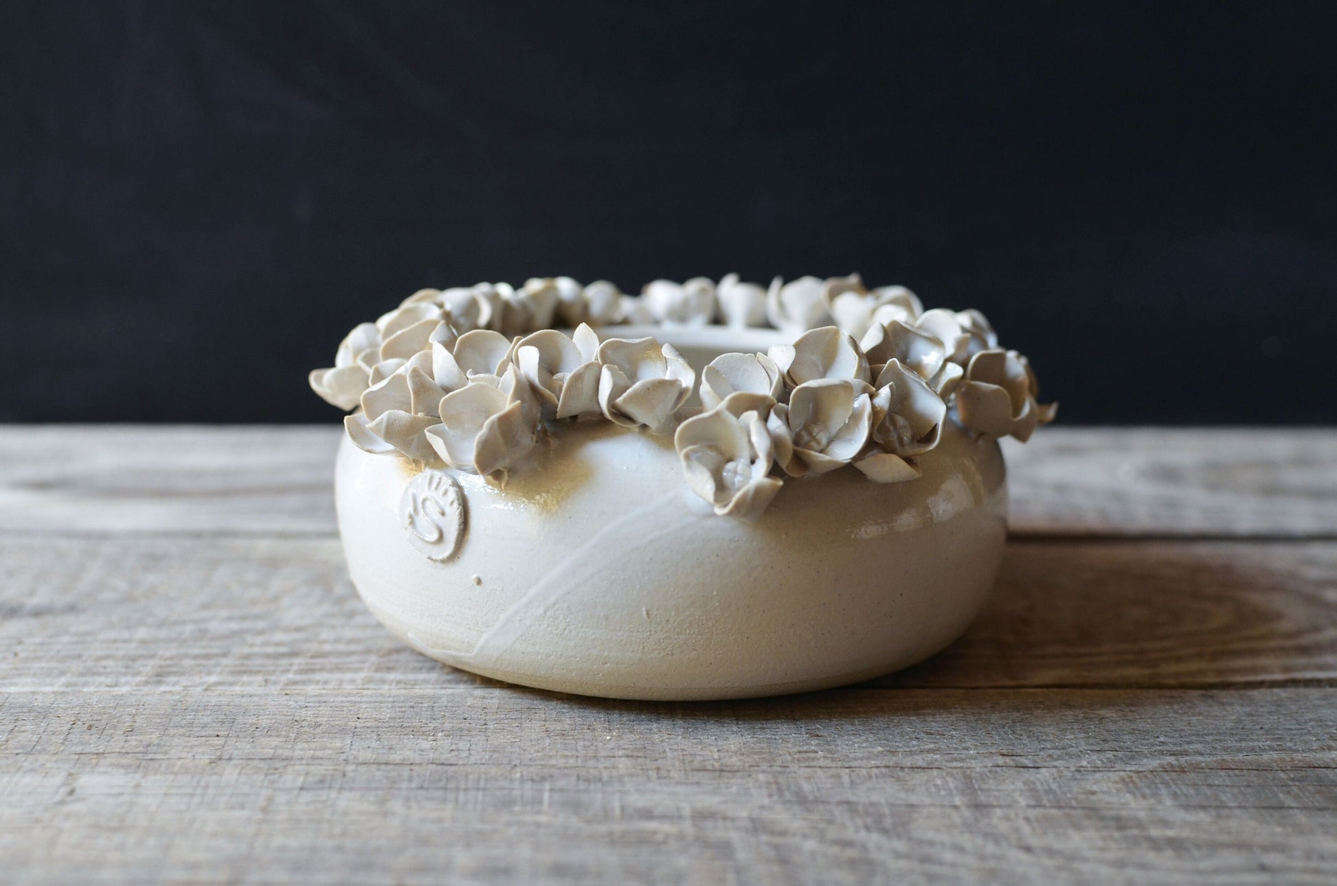 Ciotola vaso in gres bianco con fiori di ortensia applicati, fatta a mano al tornio