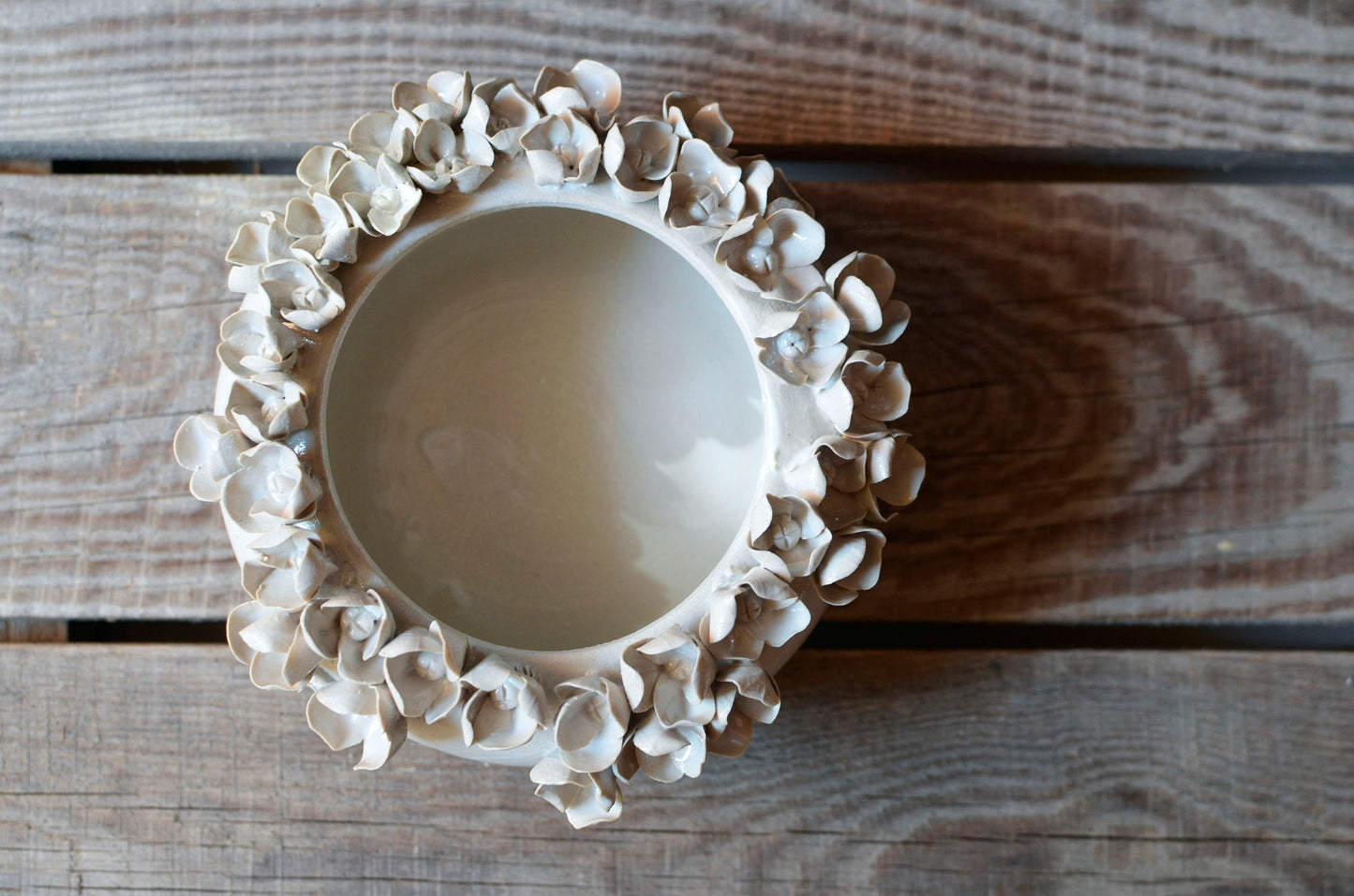 Ciotola vaso in gres bianco con fiori di ortensia applicati, fatta a mano al tornio