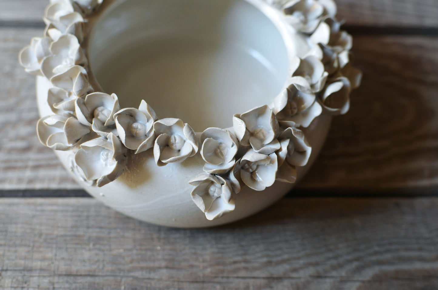 Ciotola vaso in gres bianco con fiori di ortensia applicati, fatta a mano al tornio