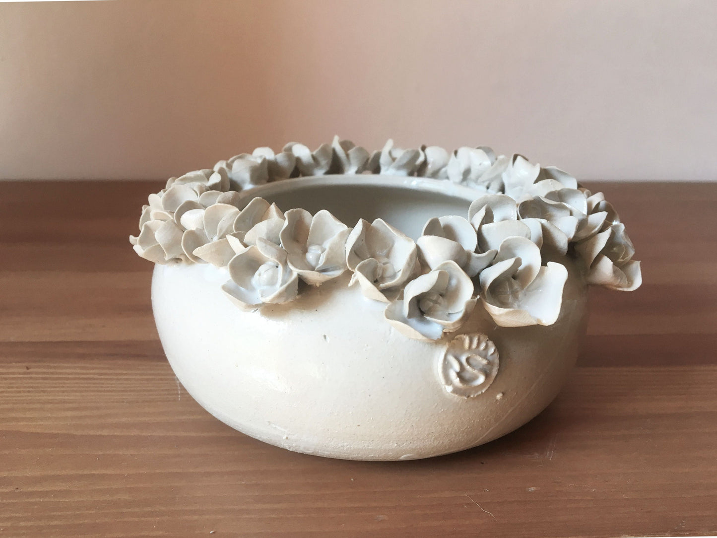 Ciotola vaso in gres bianco con fiori di ortensia applicati, fatta a mano al tornio