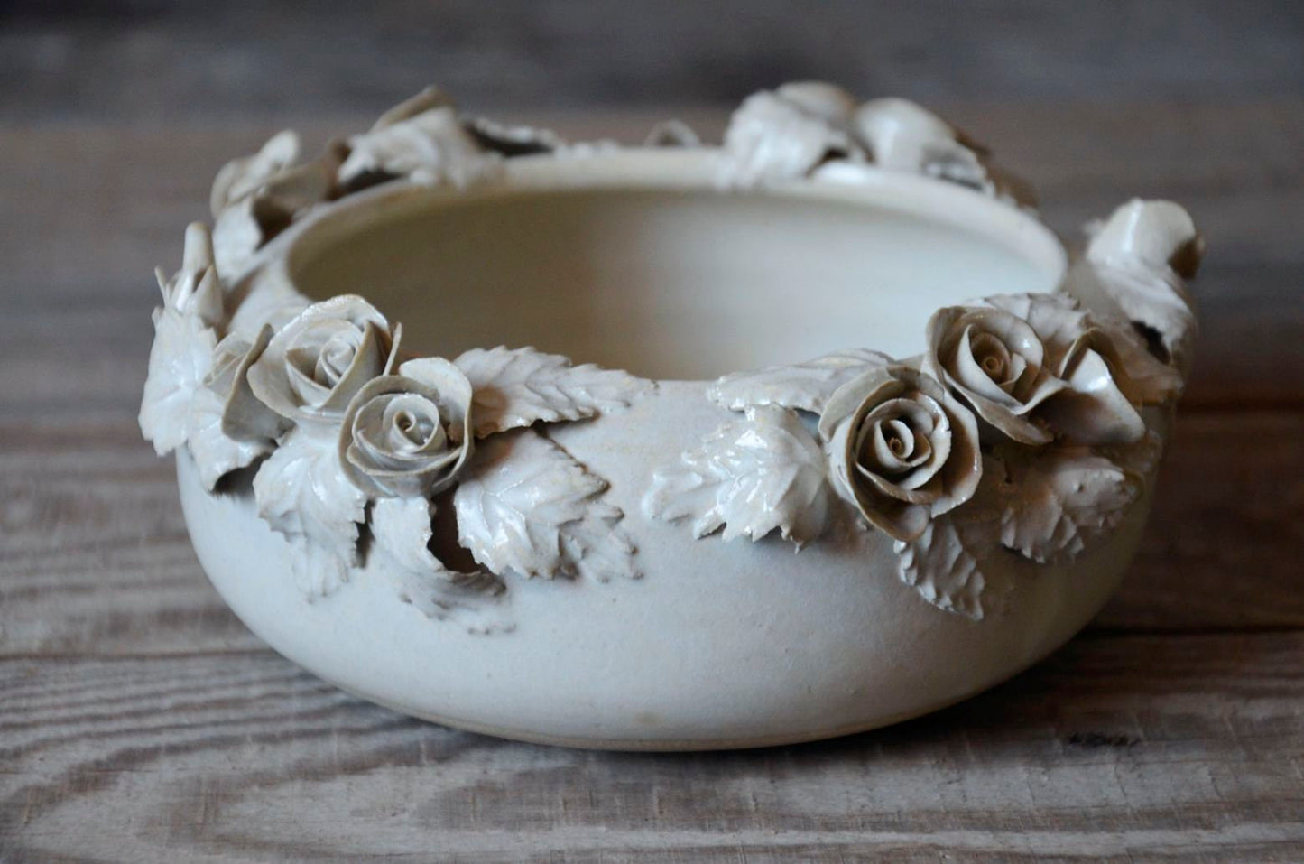 ciotola con rose e foglie