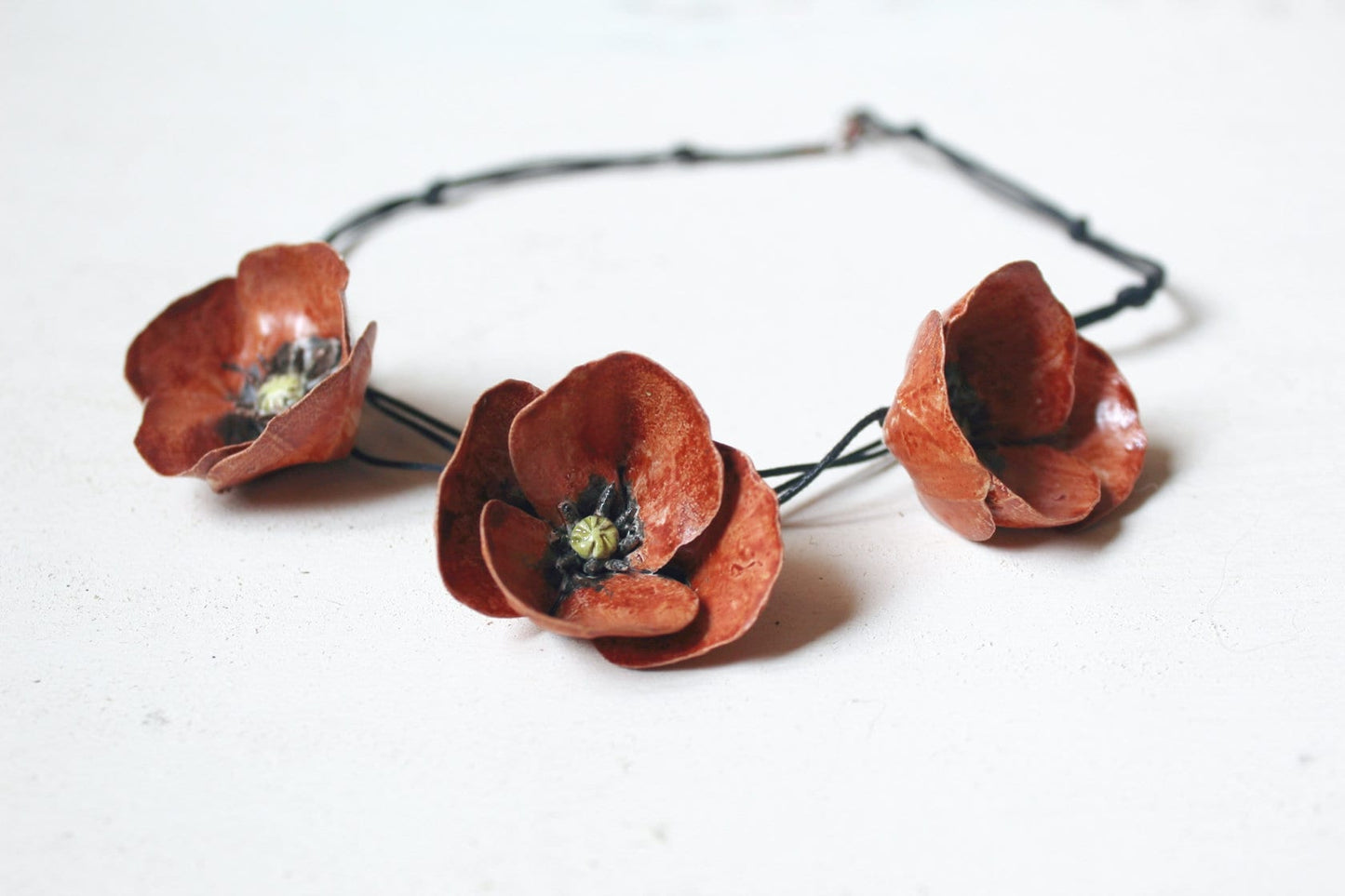 Collana con tre fiori di papavero rossi in gres fatto a mano