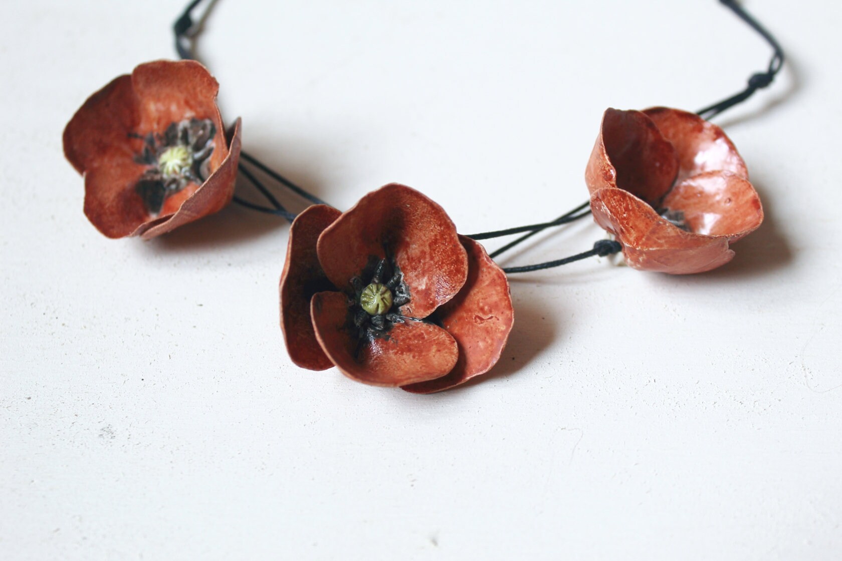 Collana con tre fiori di papavero rossi in gres fatto a mano