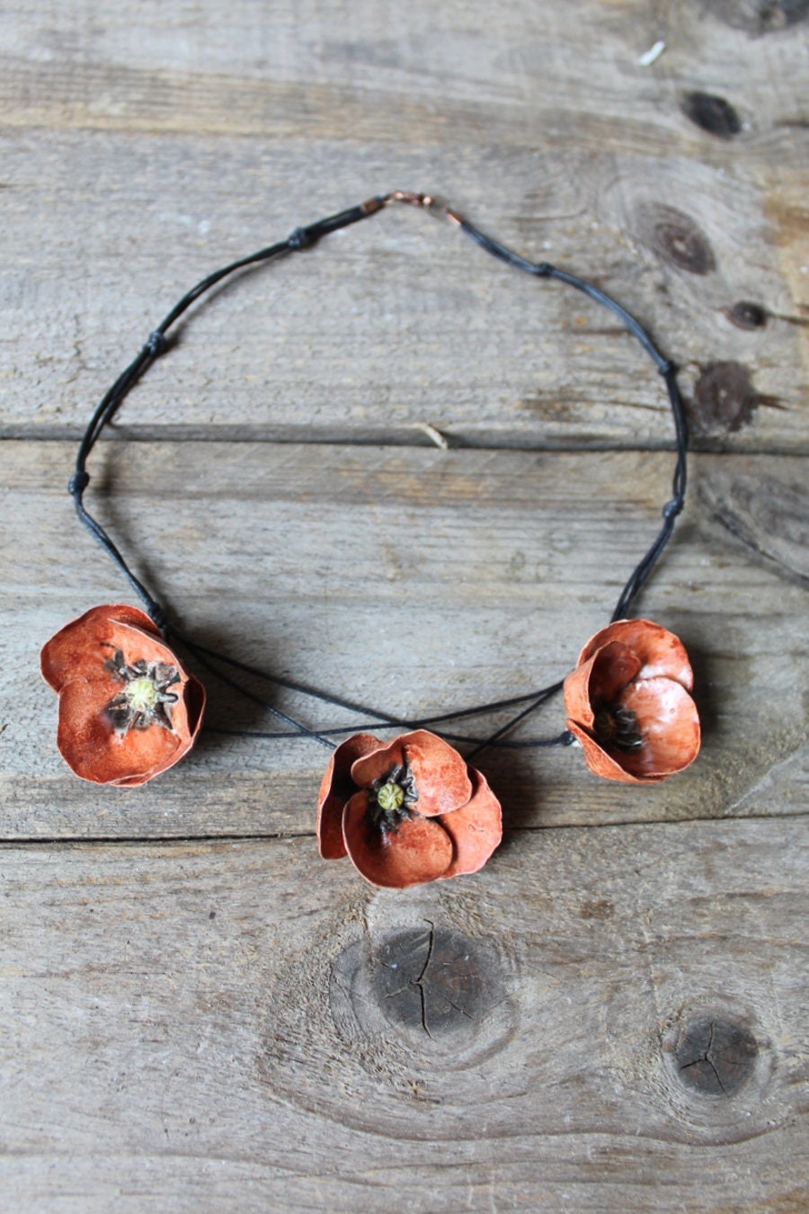 Collana con tre fiori di papavero rossi in gres fatto a mano