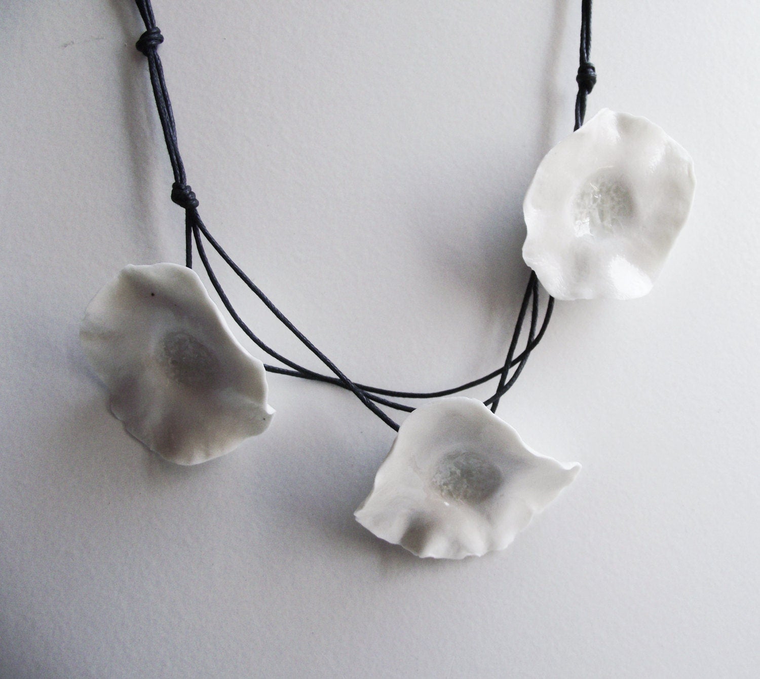 collana tre fiori in porcellana 