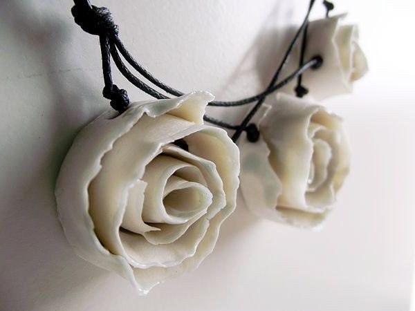 Collana con tre rose bianche in porcellana di Limoges, fatte a mano