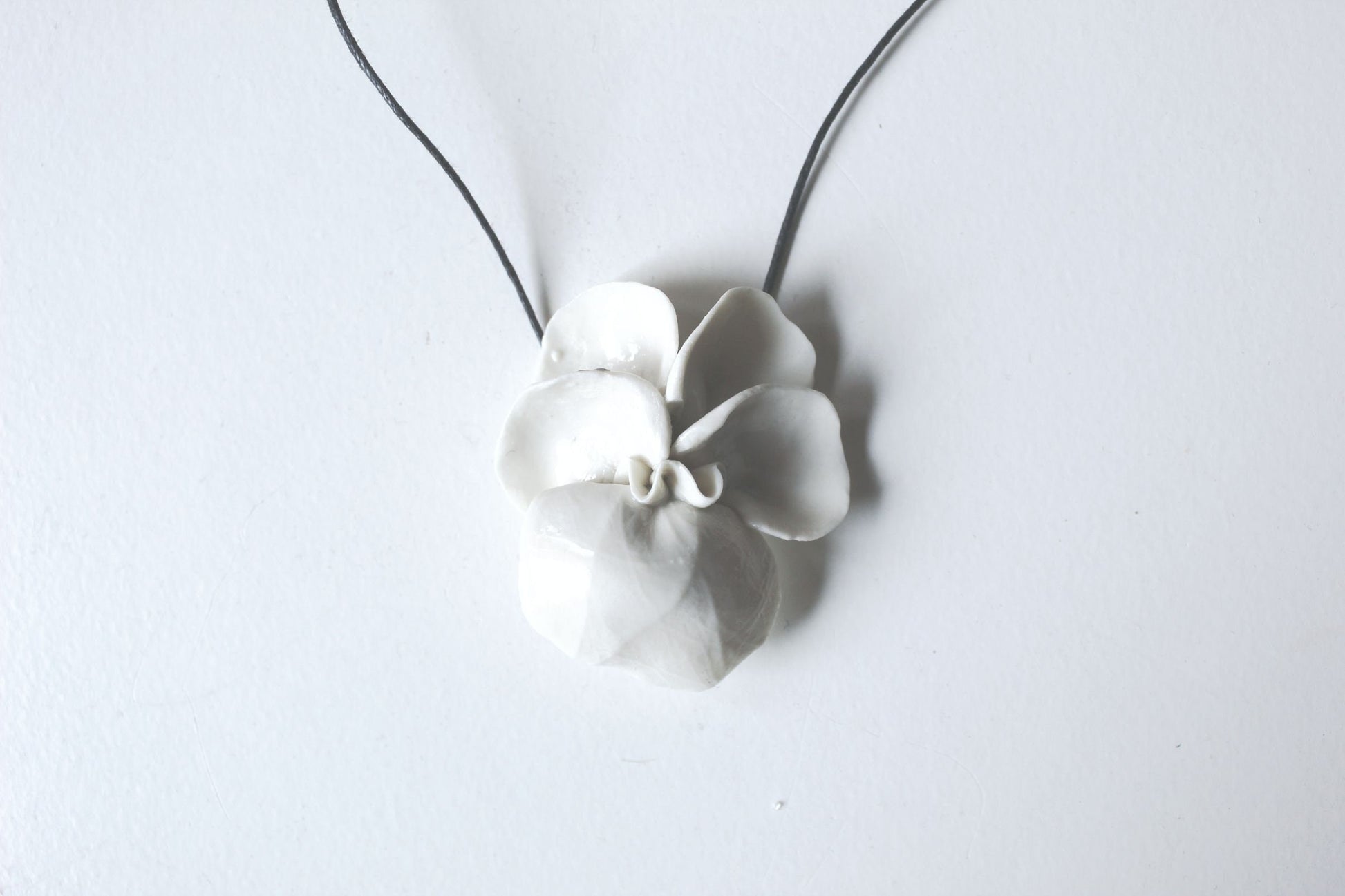 collana viola del pensiero in porcellana di limoges 