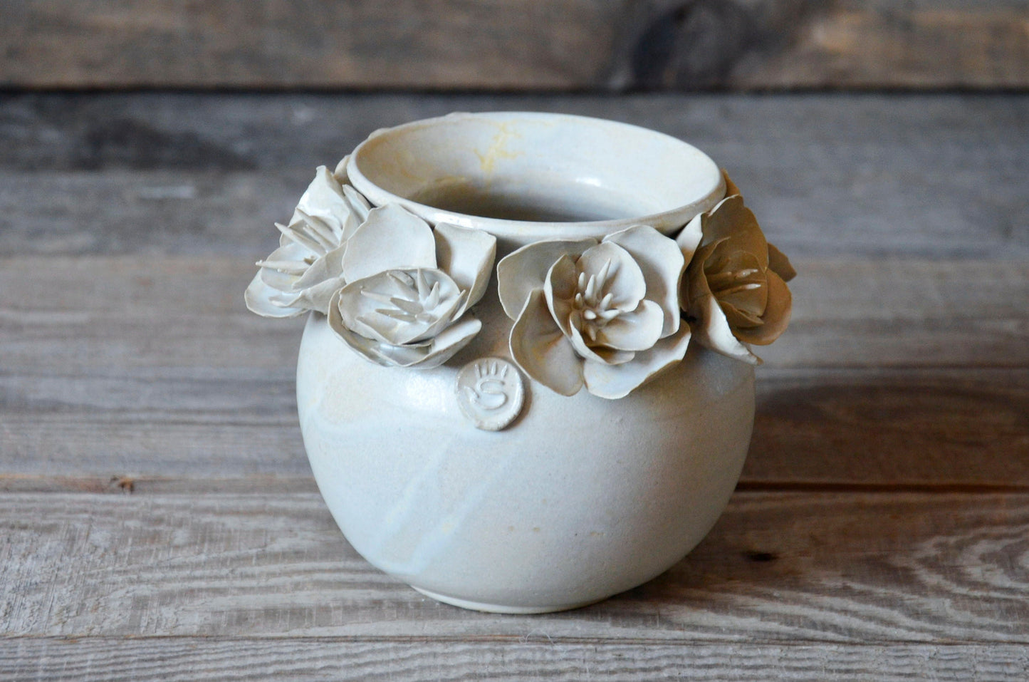 Vaso sferico  bianco con  fiore doppio