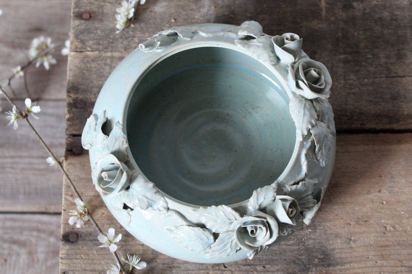 Romantica piccola ciotola/vaso azzurra in gres con fiori di  rosa  - gres -