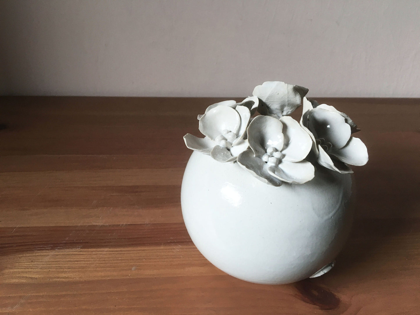 Romantico vaso sferico bianco in gres con fiori a 4 petali -  gres -
