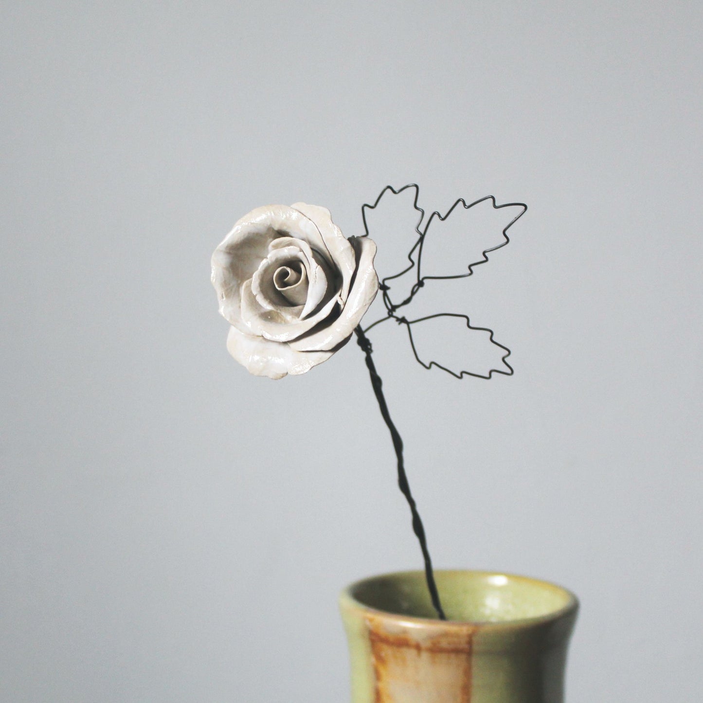 Rosa bianca   in ceramica con stelo e foglia in fil di ferro