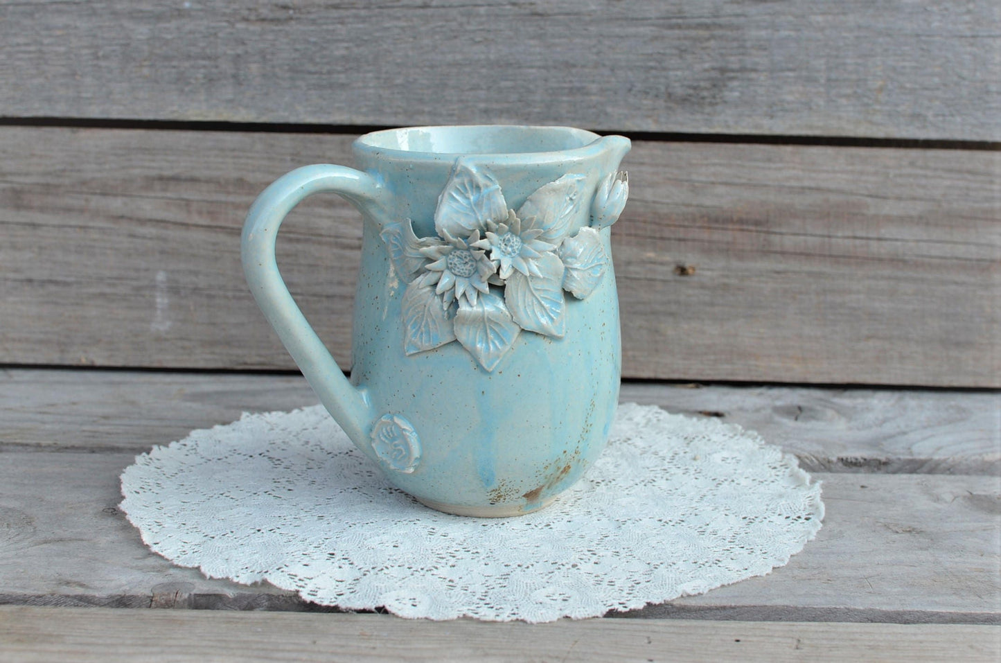 Brocca per il latte / lattiera "Daisy" color azzurro con margherite - IN PRODUZIONE - gres