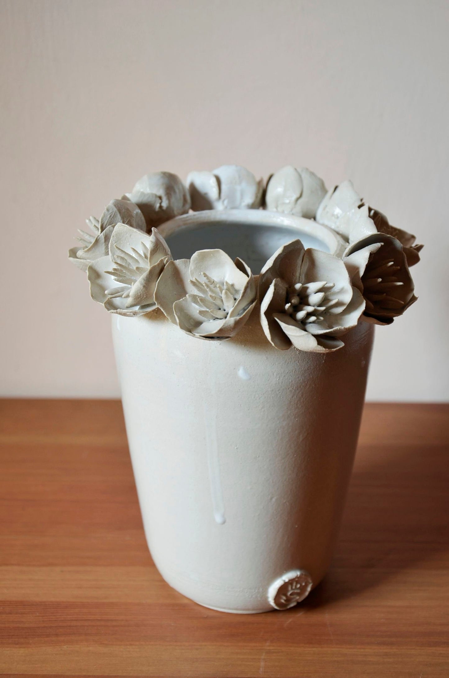 Romantico vaso in gres con anemoni bianchi - gres -