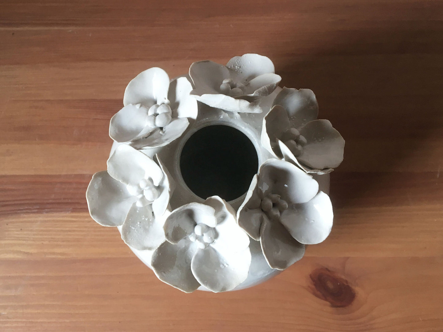 Romantico vaso sferico bianco in gres con fiori a 4 petali -  gres -
