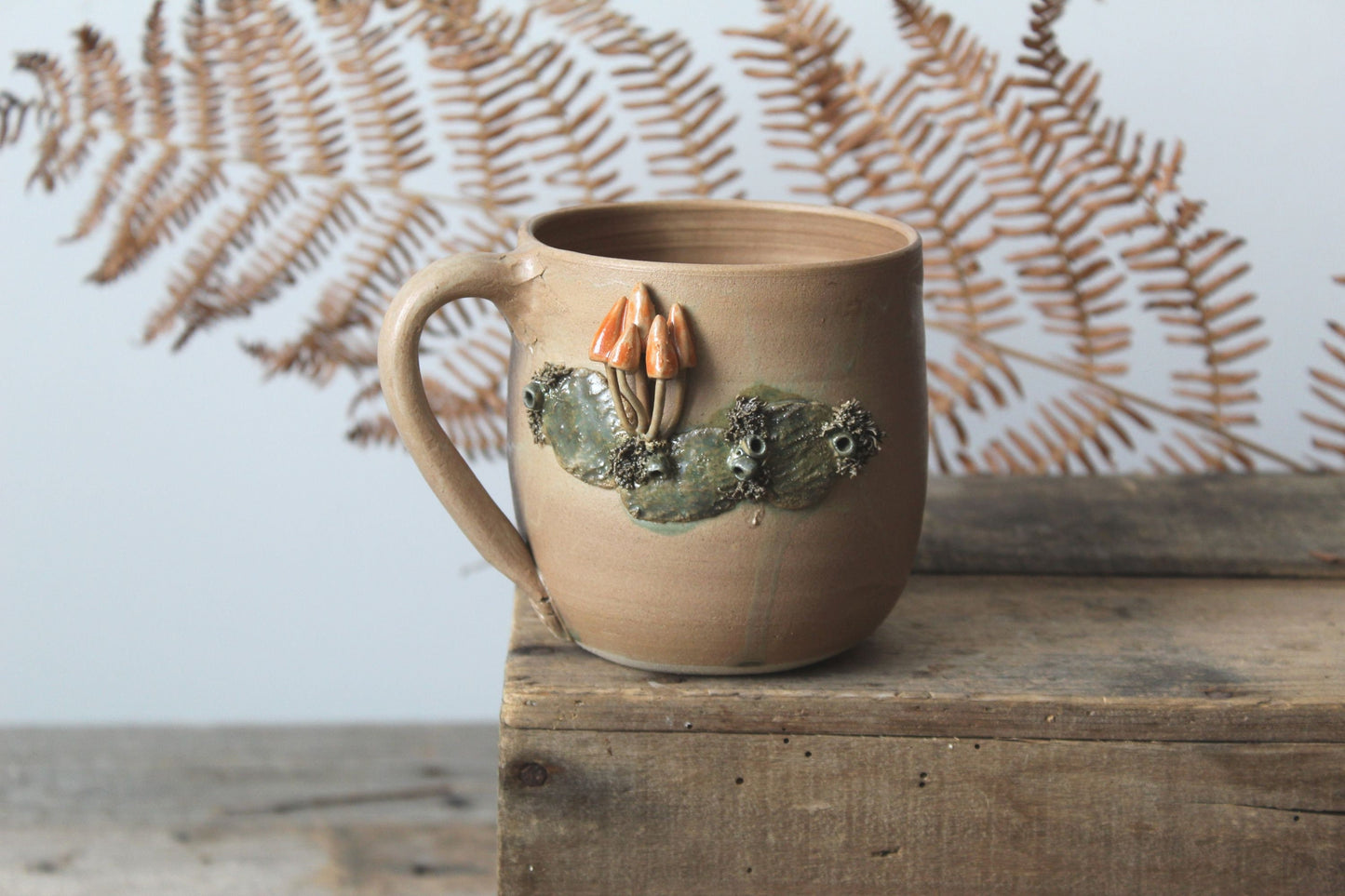 Tazza in gres  con funghetti arancioni - smalto verde/marrone -  gres