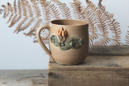 Tazza in gres  con funghetti arancioni - smalto verde/marrone -  gres