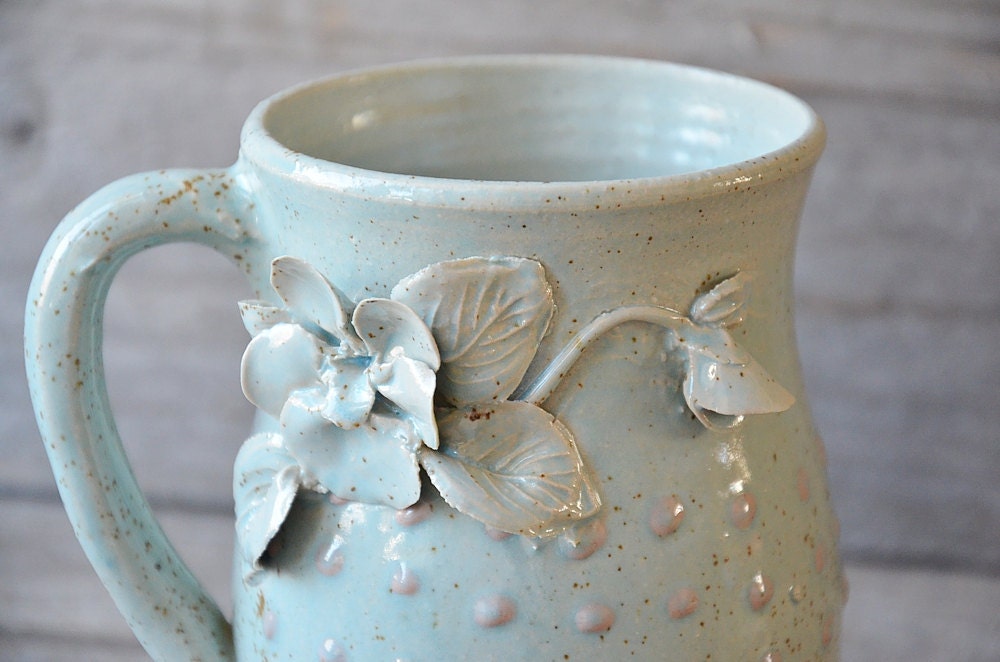 Tazza in gres azzurra con viole del pensiero e puntini rosa a rilievo - SU ORDINAZIONE -  gres