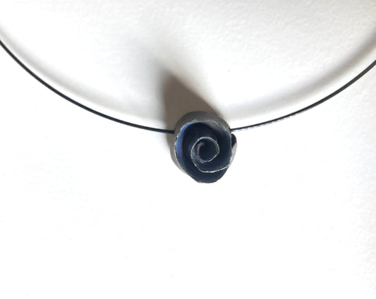 Collana con una semplice rosa nera in gres
