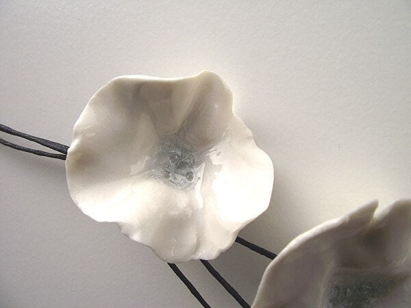 Collana di porcellana con tre fiori di porcellana bianca -