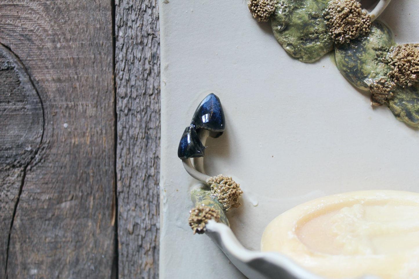 Porta sapone da appendere in gres crema con funghetti blu e muschio - gres