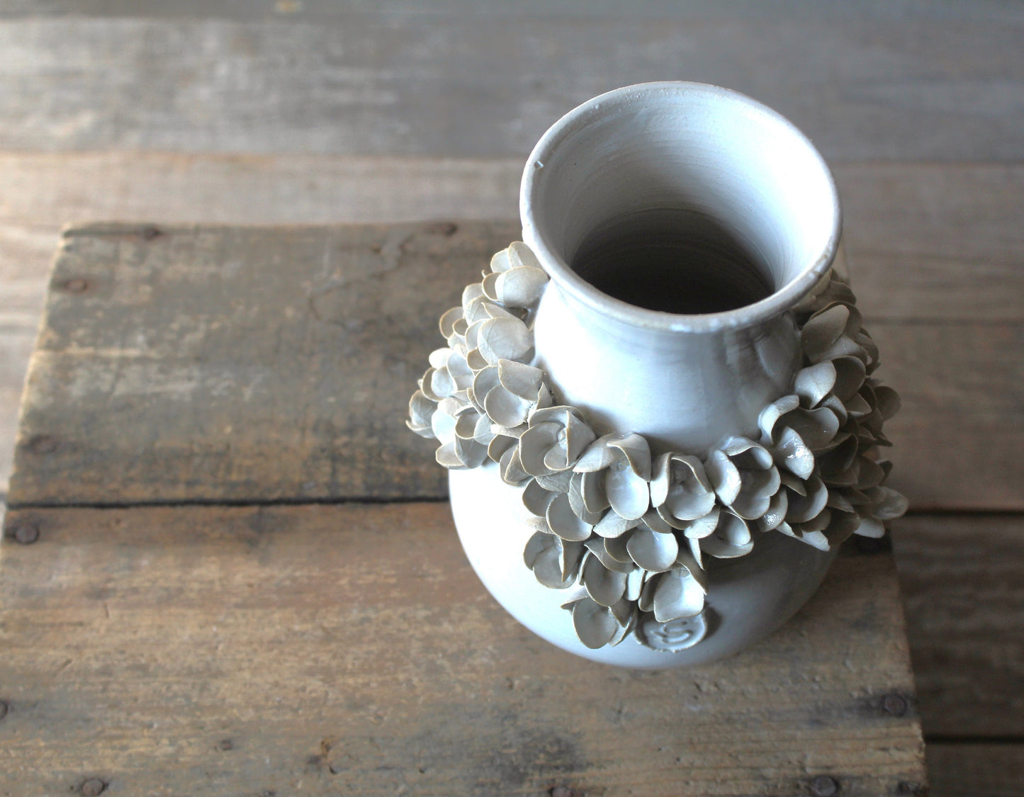 Ortensia - Romantico vaso in gres bianco - SU ORDINAZIONE