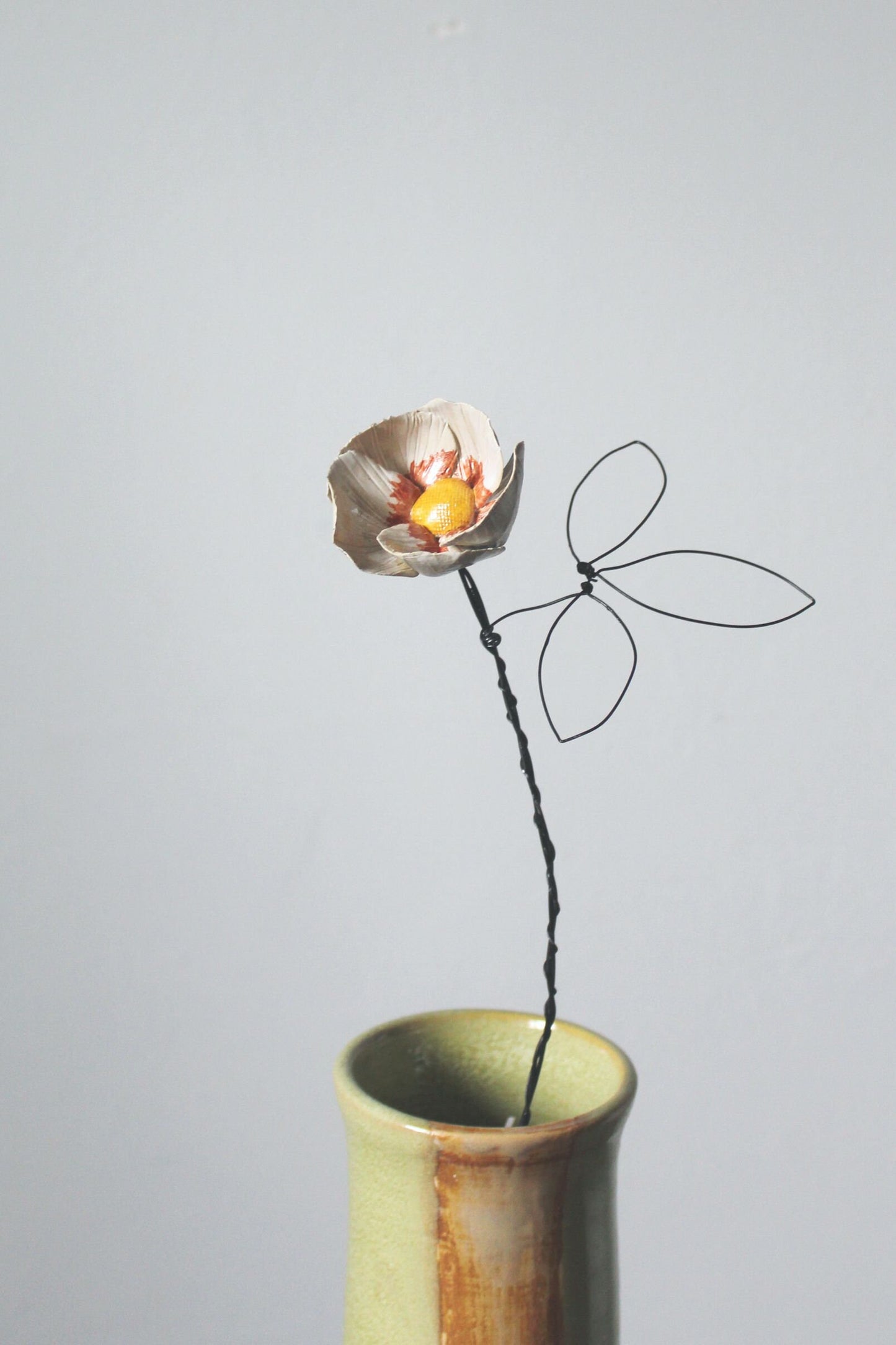 Fiore bianco e rosso semplice   in ceramica con stelo e foglia in fil di ferro